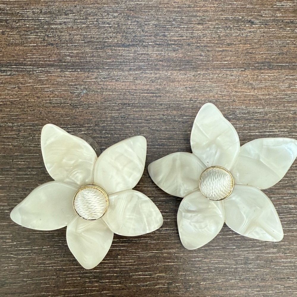 BAUBLE BAR MINI AMARIELLA FLOWER STUD RESIN EARRINGS